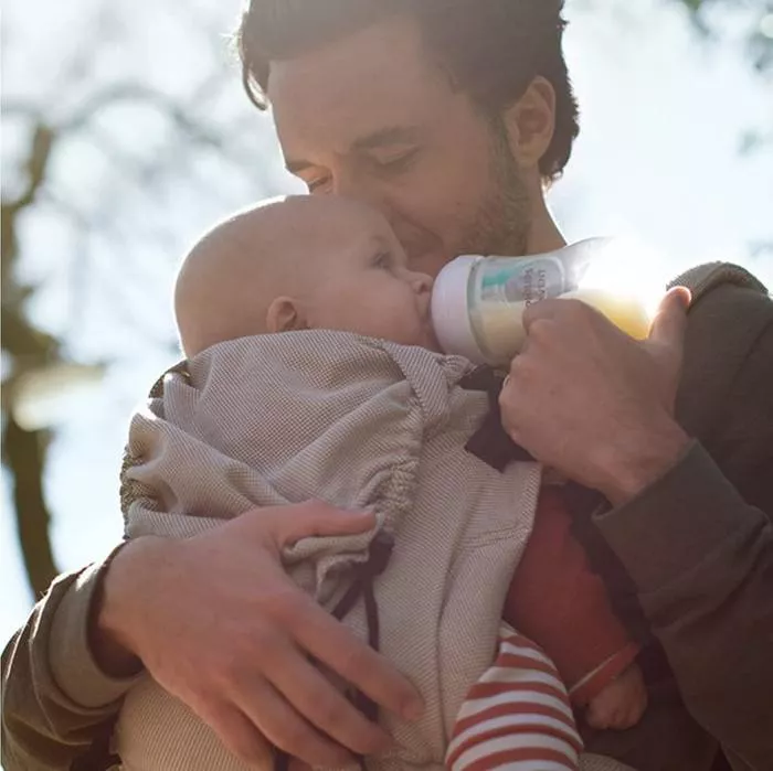 Philips Avent Natural Response Baby Bottle - 260ml Baby Milk Bottle with AirFree Vent, BPA Free for Newborn Babies Aged 1 Months+