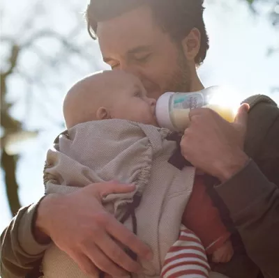 Philips Avent Natural Response Baby Bottle - 260ml Baby Milk Bottle with AirFree Vent, BPA Free for Newborn Babies Aged 1 Months+